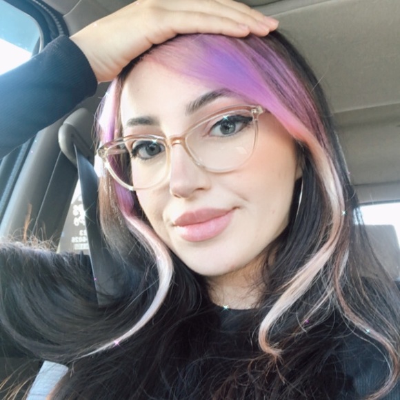 Meet your Posher, Nicole - Picture 1 of 1